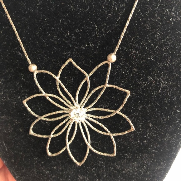Elegant Silver Flower Necklace - Picture 2 of 7